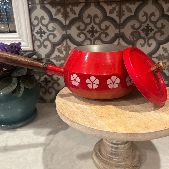 VINTAGE MID-CENTURY FONDUE POT- Enamel coated with flower design in Red - Picture 8 of 9